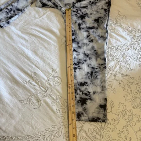 Women's Vogo Athletica Leggings Medium Capri Black White Athleisure Fitfashion - Picture 9 of 10